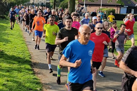 crowd of runners coming towards the camera